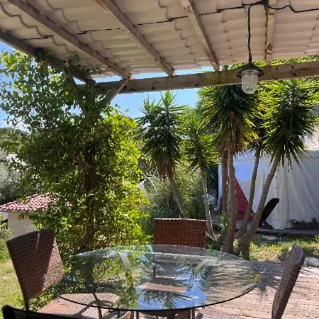 D'hotes Les Toits Du Gaou Bed & Breakfast