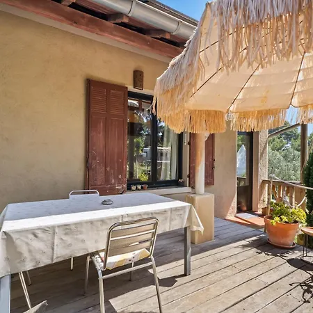 D'hotes Les Toits Du Gaou Bed and breakfast